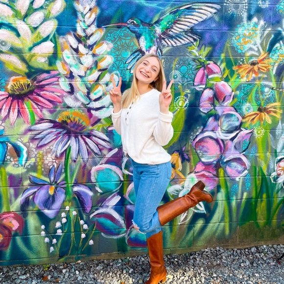 About Emma: The Little Blonde Bee - Picture 1 of 7